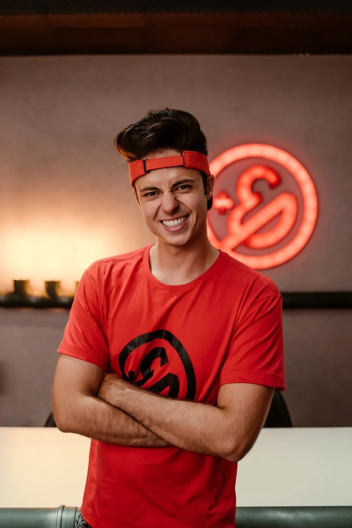 Enaldinho, criador de conteúdo e fundador do Instituto, sorridente com os braços cruzados