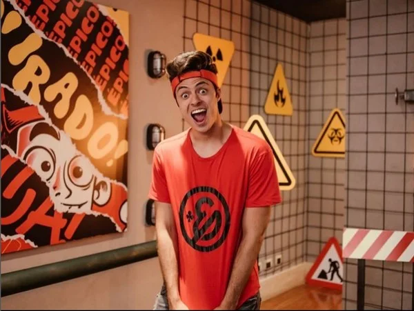 Enaldinho sorrindo durante uma gravação de vídeo